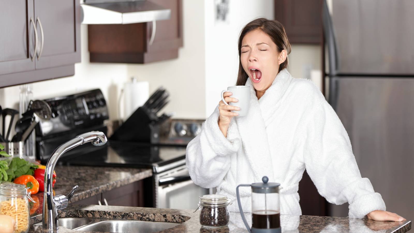 起きてすぐのコーヒーが自律神経を乱す理由｜医師がすすめる「飲むまでの正しい間隔」