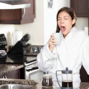 起きてすぐのコーヒーが自律神経を乱す理由｜医師がすすめる「飲むまでの正しい間隔」