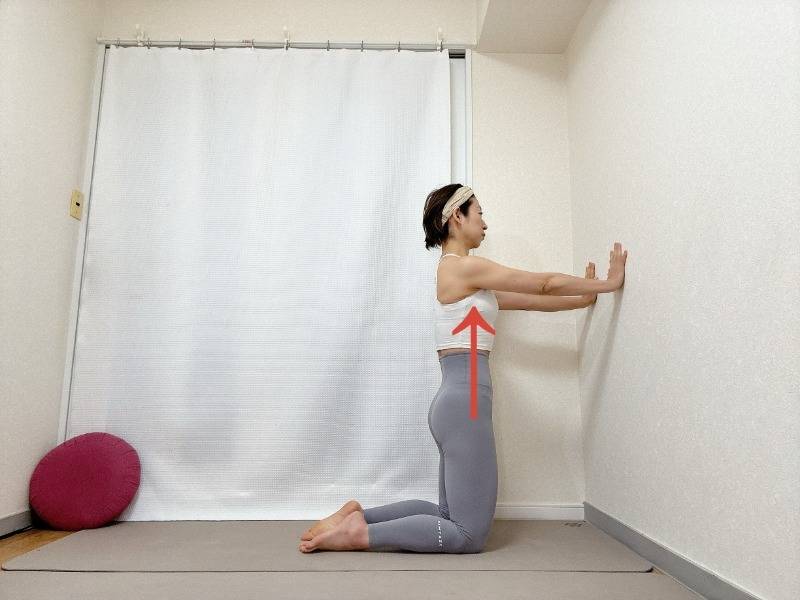 両手を壁についた膝立ちの姿勢