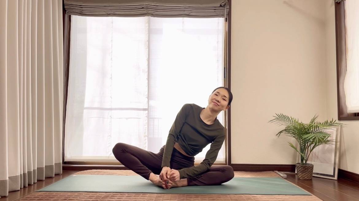 股関節ストレッチ