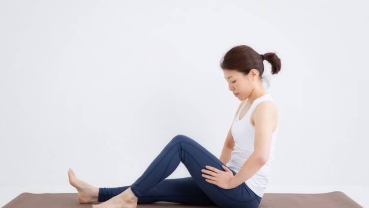 【前ももパンパン問題】柔らかさが脚を細く軽くする！立ったまま行う前ももストレッチ