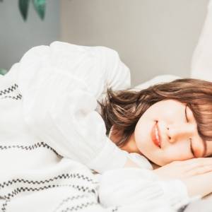 ガチガチの背中・肩甲骨まわりが寝つきを悪くする?寝る前に疲れた筋肉をゆるめる3分ストレッチ