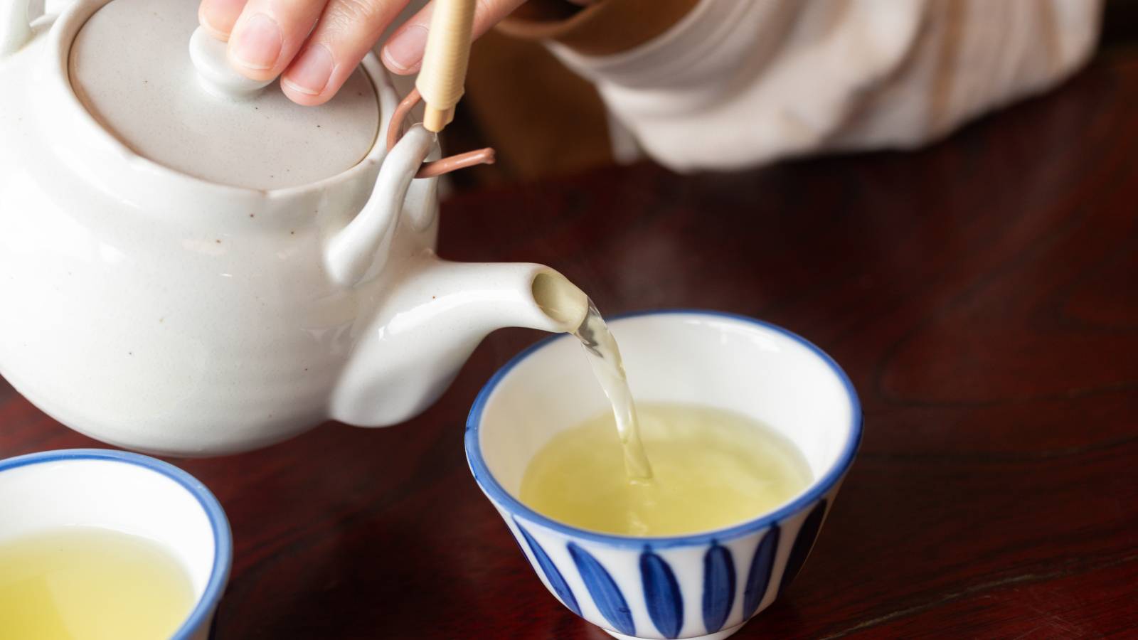朝一杯の緑茶は血管にいい？悪い？医師が教える「飲む時間」で変わる効果
