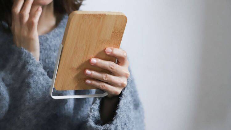 メイク前にやってみて!→トーンアップ下地不要?顔色を内側から整えて透明感・ツヤ感UPを狙う首ストレッチ