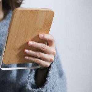 メイク前にやってみて！→トーンアップ下地不要？顔色を内側から整えて透明感・ツヤ感UPを狙う首ストレッチ