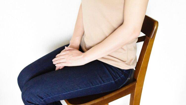 垂れ胸・たるみ腹を脱却！たった5回で効果あり。椅子に座って簡単10秒の姿勢改善チェアヨガ
