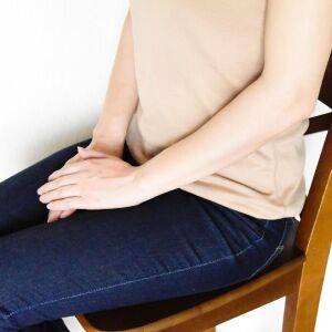 垂れ胸・たるみ腹を脱却!たった5回で効果あり。椅子に座って簡単10秒の姿勢改善チェアヨガ