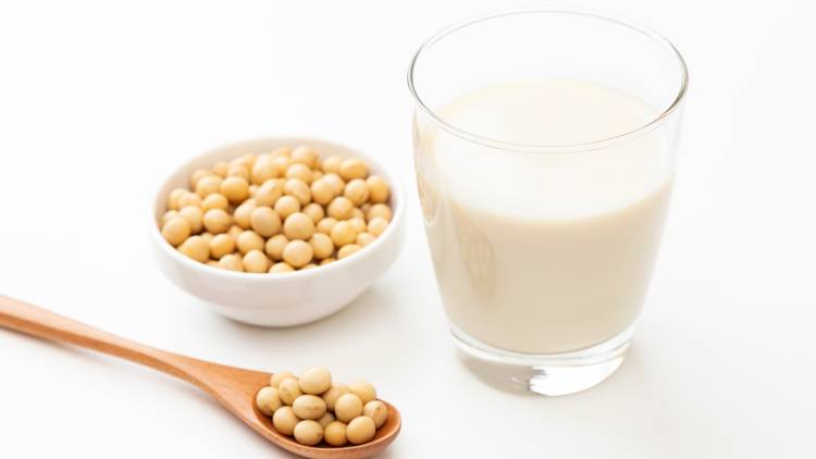 毎日の豆乳、体に悪いって本当?大豆イソフラボンの安全性を管理栄養士が解説