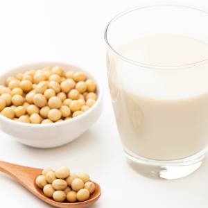 毎日の豆乳、体に悪いって本当？大豆イソフラボンの安全性を管理栄養士が解説