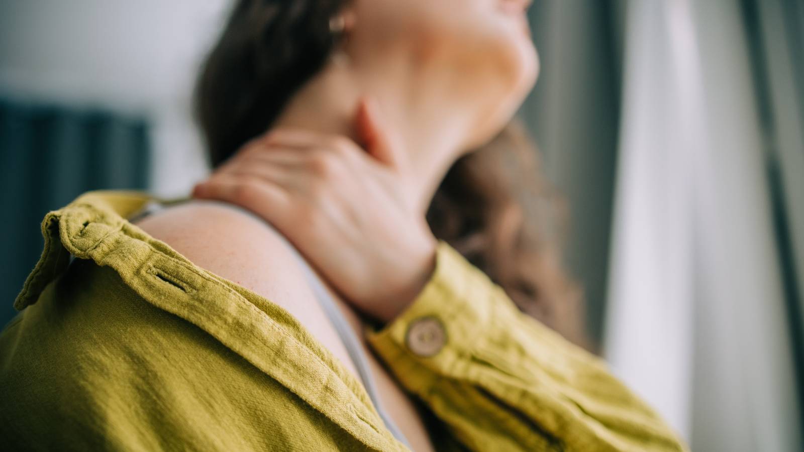 慢性的な肩こりの原因は「僧帽筋」の硬さ。肩甲骨の動きをスムーズにする僧帽筋ほぐし