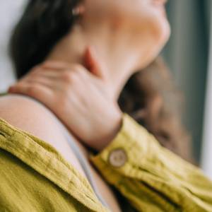 慢性的な肩こりの原因は「僧帽筋」の硬さ。肩甲骨の動きをスムーズにする僧帽筋ほぐし