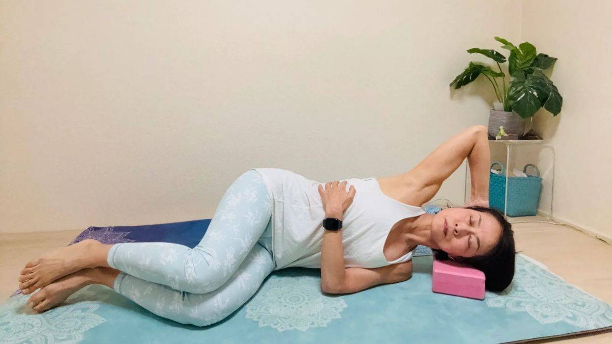 疲れが取れない・股関節が不安定→肋骨が固まっているから？肋骨をほぐしてプチ不調を吹き飛ばす「サイドツイスト」