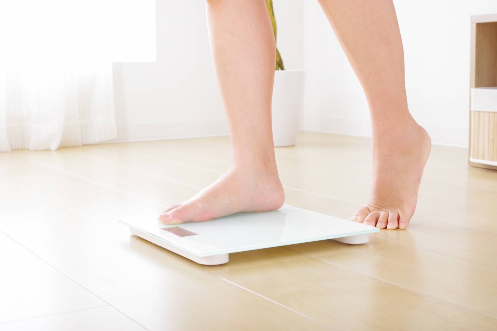 体重計に乗る人の足元