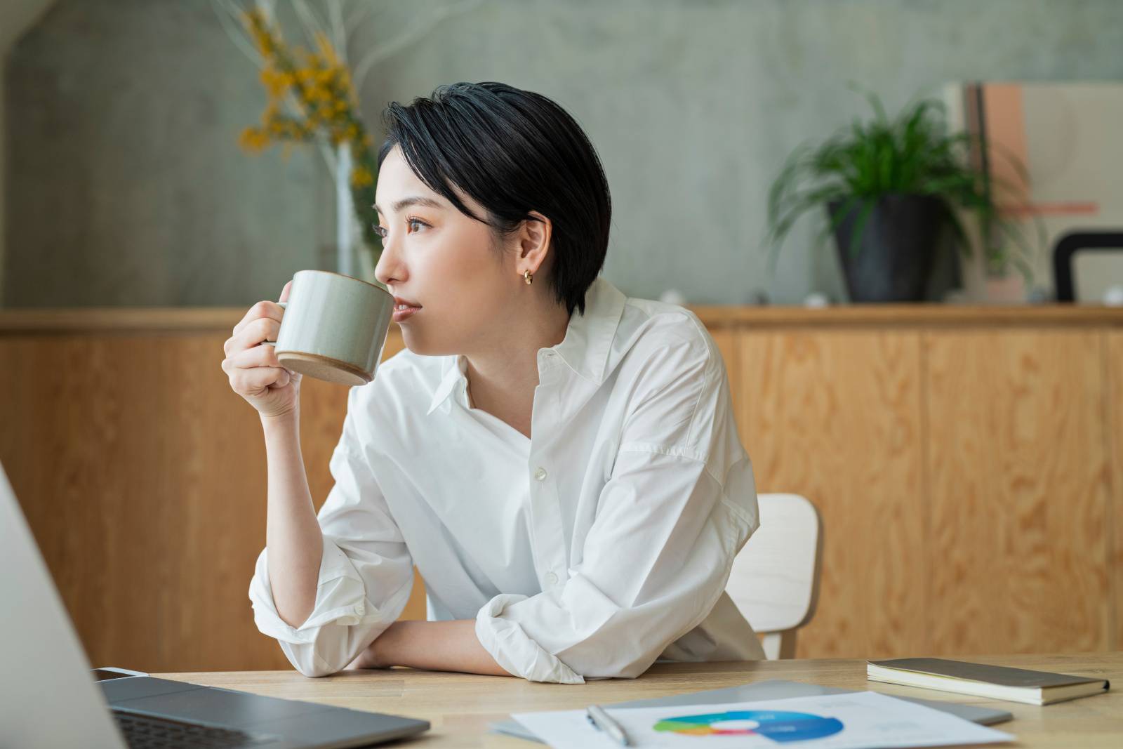 無意識に食べてたわ…。朝、幸せホルモンを減らすNG食べ物を管理栄養士が解説