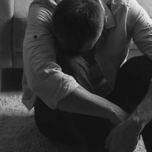 【普通のハードルが上がりすぎた社会】誰もが疲れてしまう3つの理由とは？精神科医が考察