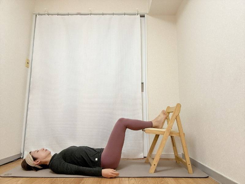 ふくらはぎから下を椅子にのせ、仰向けで寝た体勢