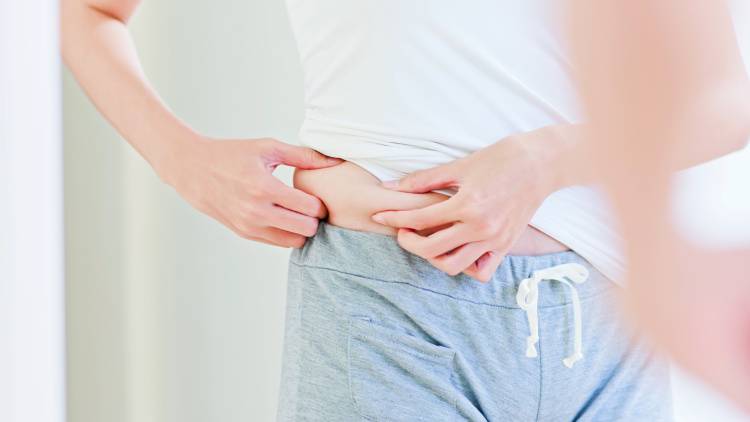 下腹の脂肪がみるみる落ちる→脂肪燃焼を促すポーズ。なぜか下腹だけ出ている人の共通点とは？