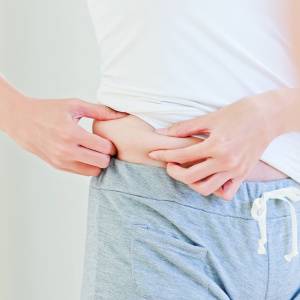 下腹の脂肪がみるみる落ちる→脂肪燃焼を促すポーズ。なぜか下腹だけ出ている人の共通点とは？