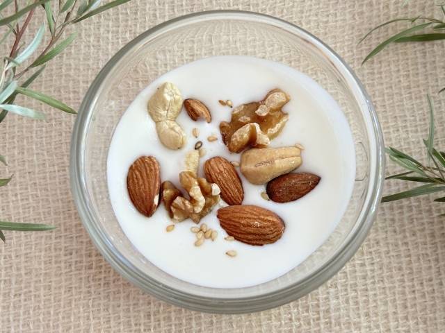 ナッツをトッピングしたヨーグルト