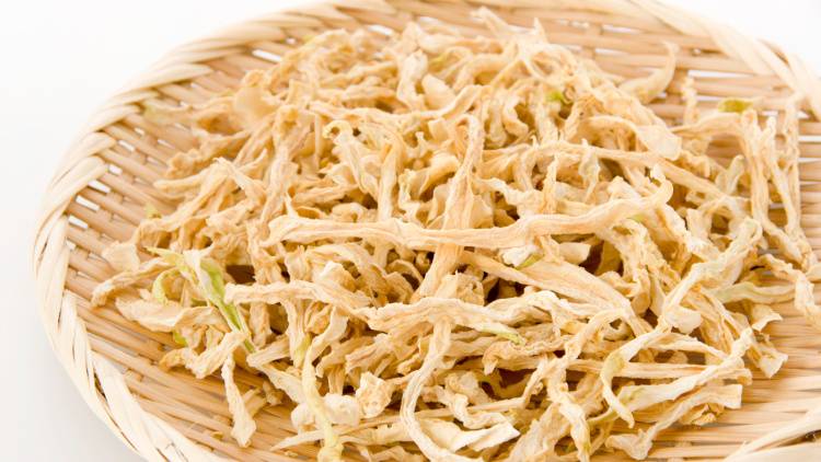 カルシウムの含有量がすごい！切り干し大根の健康効果と意外な摂り入れ方｜管理栄養士が解説