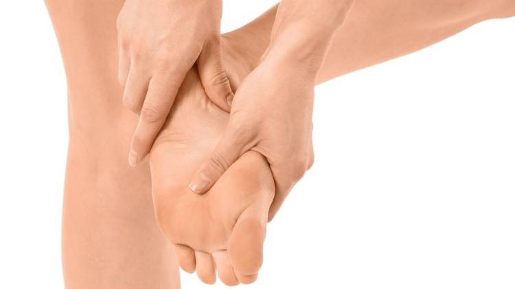 「歩いていると足裏が疲れやすい」原因は扁平足？いつまでも歩ける足でいるための足裏簡単エクササイズ