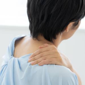 【肩・背中のこりが3日ですっきり！】1日10回でOKの「寝たまま肩甲骨寄せ」