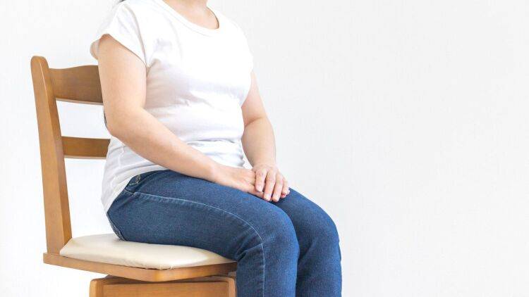 【イスに座って骨盤を前後させるだけ】40代以降の崩れた姿勢に!頑張らない美姿勢エクササイズ