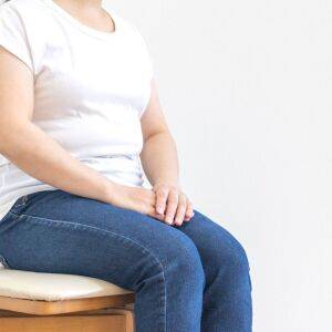 【イスに座って骨盤を前後させるだけ】40代以降の崩れた姿勢に！頑張らない美姿勢エクササイズ