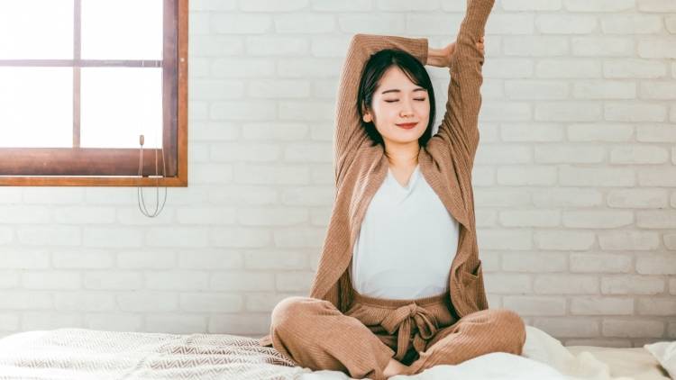 【ベッドの中で縮む＆伸びるだけ】朝の1分でこわばった全身がスッと軽く！目覚めのストレッチ