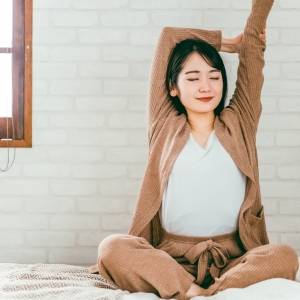 【ベッドの中で縮む&伸びるだけ】朝の1分でこわばった全身がスッと軽く!目覚めのストレッチ