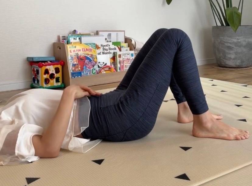 膝を立てて座る