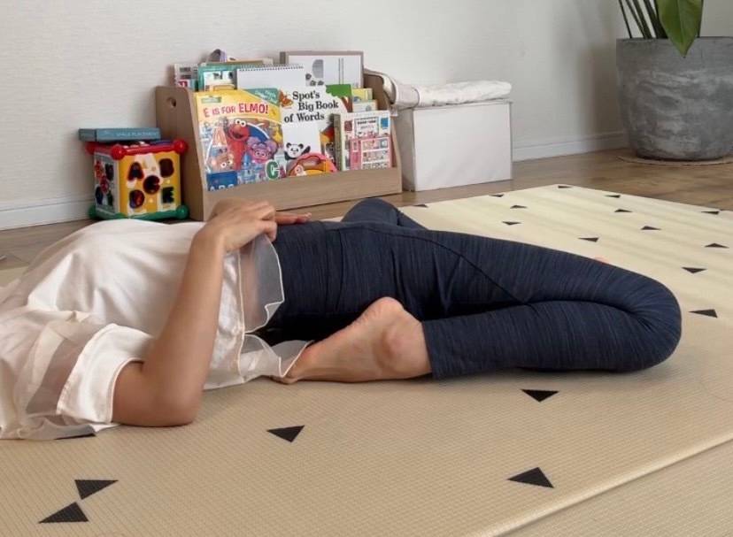 反対の膝を倒す