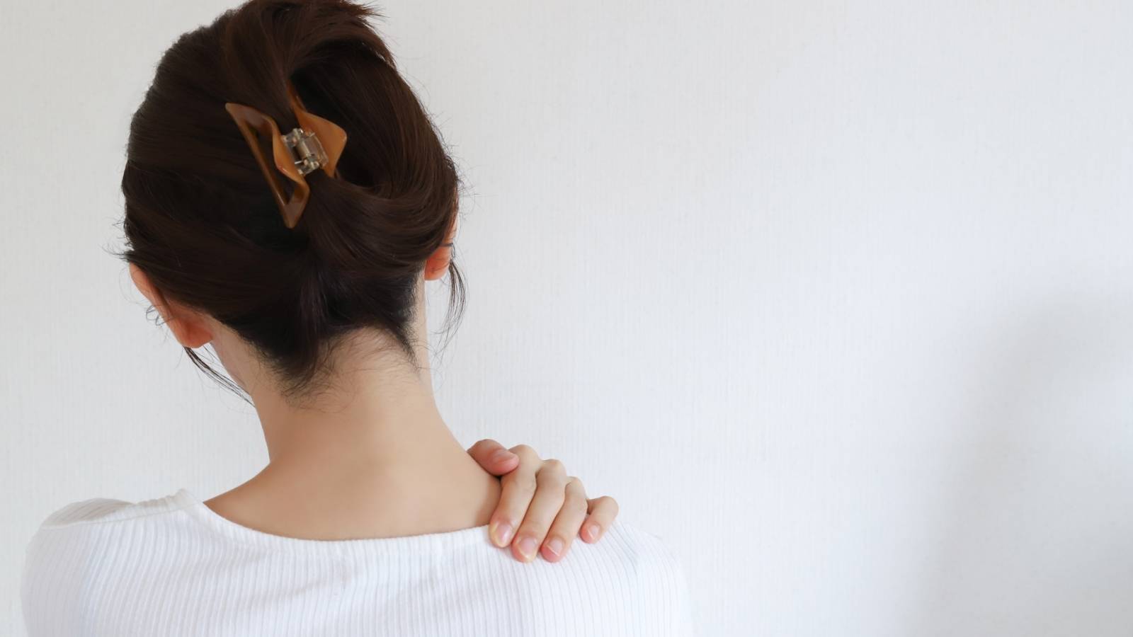 〈40-60代の慢性的な肩こりに〉慢性肩こり・四十肩の原因｢肩甲骨の固まり｣をゆるめるストレッチ