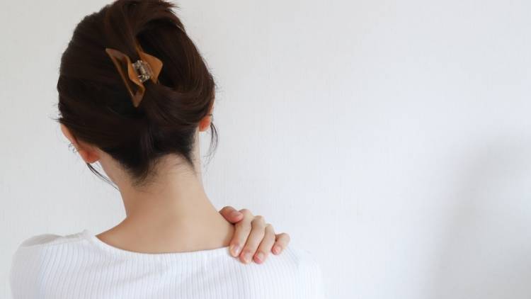 〈40-60代の慢性的な肩こりに〉慢性肩こり・四十肩の原因｢肩甲骨の固まり｣をゆるめるストレッチ