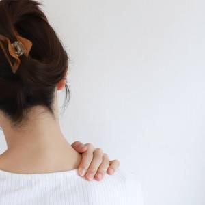 〈40-60代の慢性的な肩こりに〉慢性肩こり・四十肩の原因｢肩甲骨の固まり｣をゆるめるストレッチ