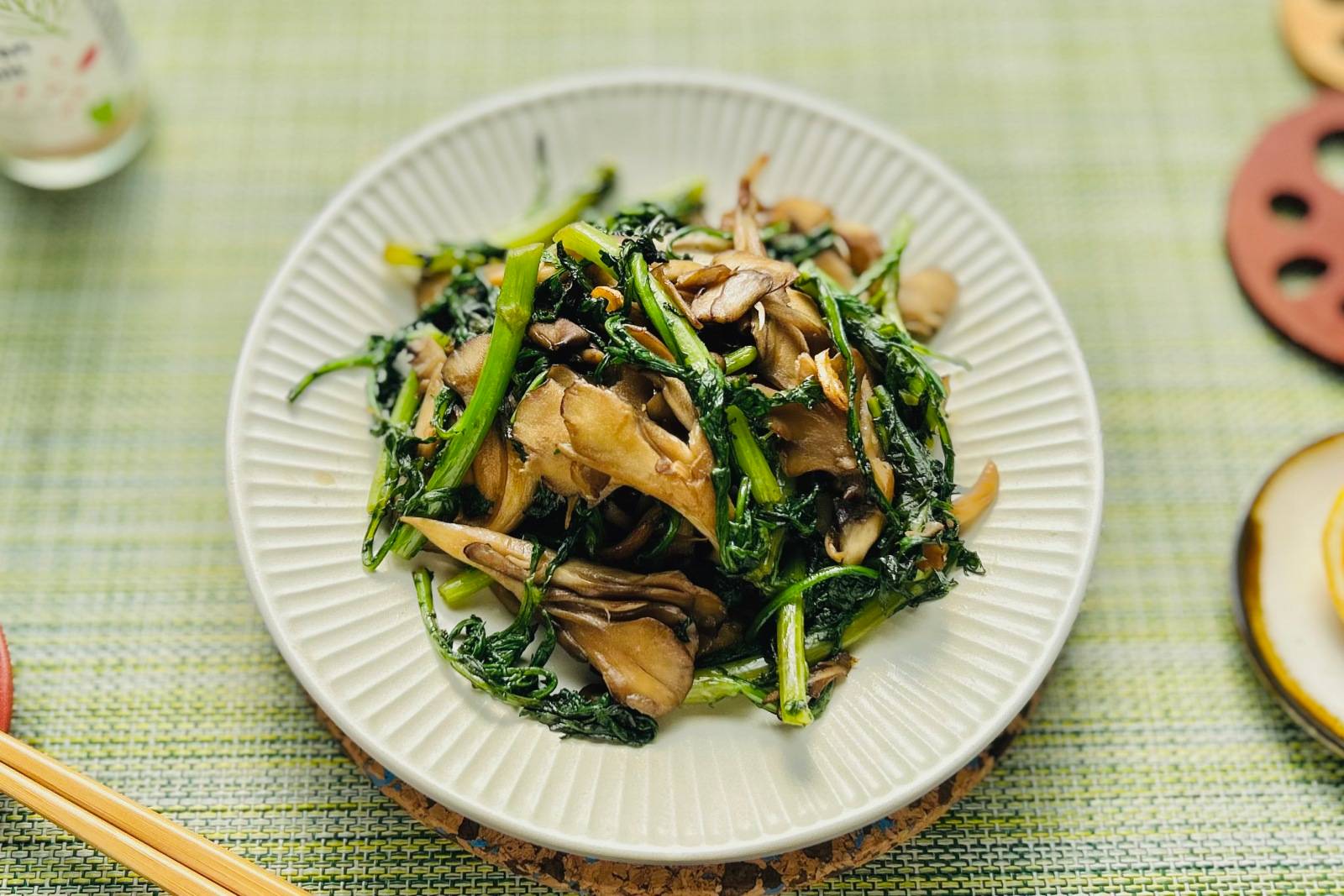 春菊とまいたけの炒め物