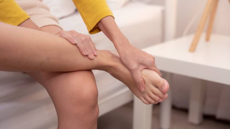 少し歩いただけで腰や脚が疲れる人に。足腰の力強さを目覚めさせる「女神のポーズ」