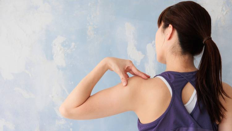 40代から代謝が落ちるのはなぜ？朝イチに肩甲骨を動かして脂肪を燃やす3分トレ