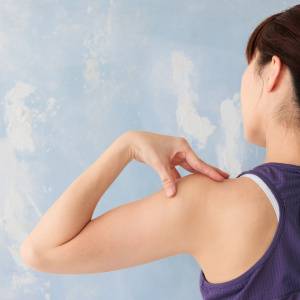 40代から代謝が落ちるのはなぜ？朝イチに肩甲骨を動かして脂肪を燃やす3分トレ