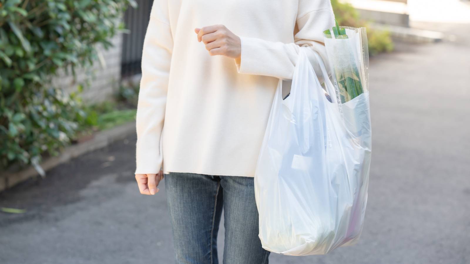 ちょっとしたコツで劇的に変化？！【動作解析の専門家が教える】重い荷物を持ちながらスイスイ歩く方法