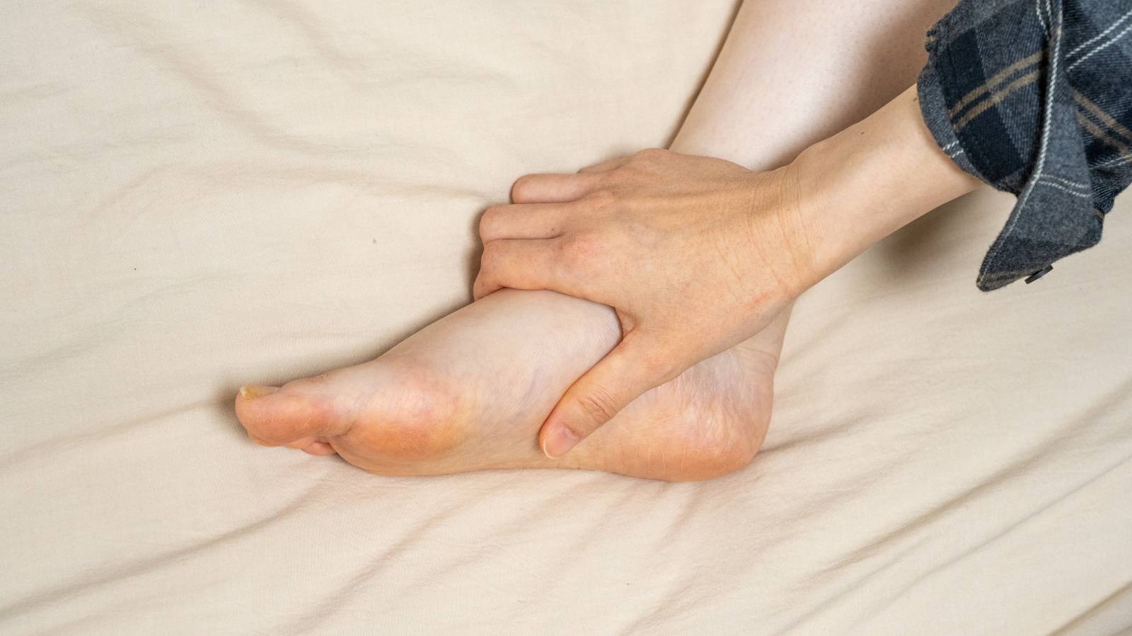 春先に「脚のむくみ」が悪化する理由とは？寝る前3分！椅子に座ってできる「むくみ防止ヨガ」