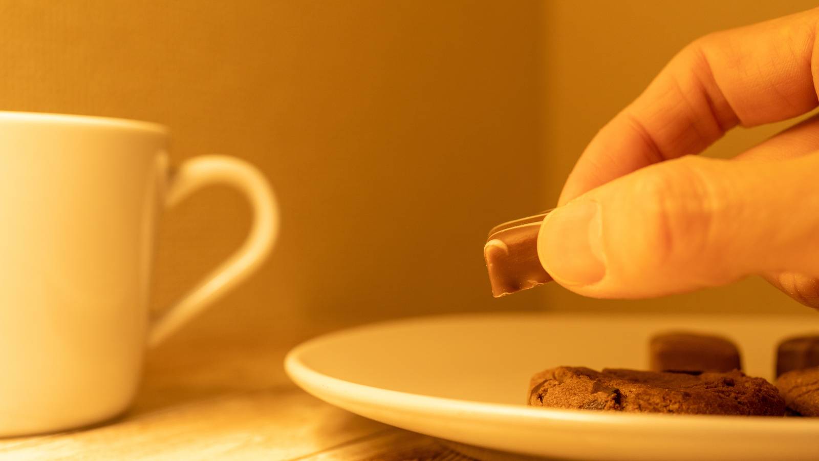  40代以降、医師が「夜8時以降」に食べるのを控えているもの。翌朝の体が劇的に変わる食事のルール 