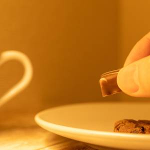 40代以降、医師が「夜8時以降」に食べるのを控えているもの。翌朝の体が劇的に変わる食事のルール