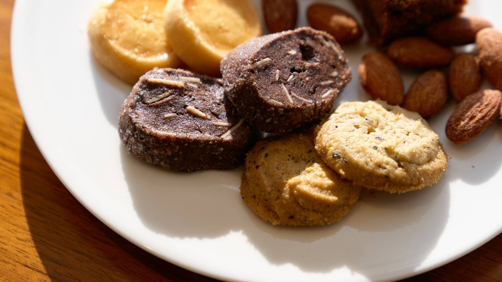  医師が「間食」に選んでいる、血糖値を急上昇させない意外な組み合わせ｜甘いものは付き合い方次第？ 