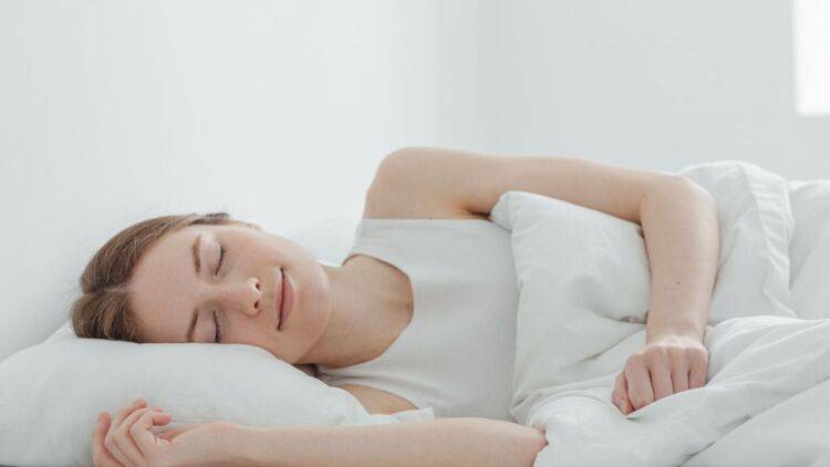 〈寝る前30秒〉寝てるだけで姿勢が整う?縮こまった胸を楽に開いて安眠も誘うラクラクストレッチ