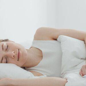 〈寝る前30秒〉寝てるだけで姿勢が整う？縮こまった胸を楽に開いて安眠も誘うラクラクストレッチ