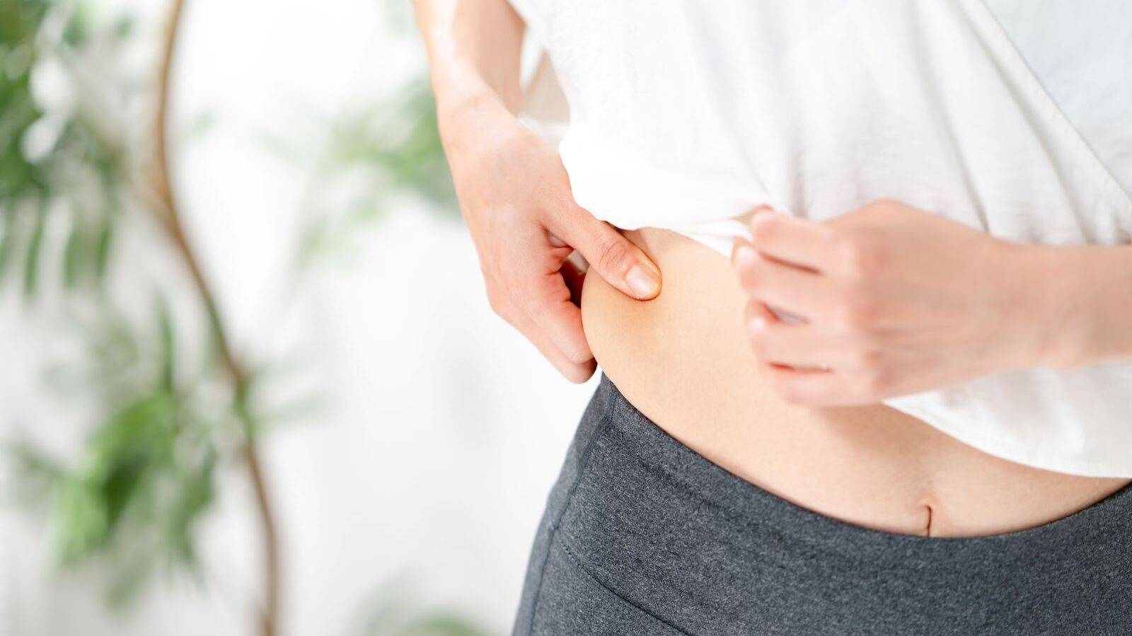  40代以降のクビレ作りは鍛えるよりほぐし！きつくないのに自然とウエストが引き締まる【壁をつかったストレッチ】 