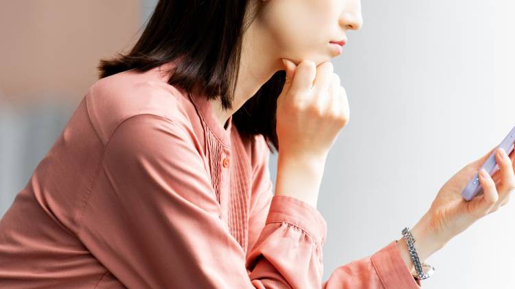 【スマホが手放せない人へ】ガチガチ首がふっと軽くなる！「指を見るだけ」の10秒ワーク