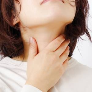 首のシワは保湿だけじゃ消えない？【巻き肩改善で若返る】鎖骨リンパ流し&壁ストレッチ