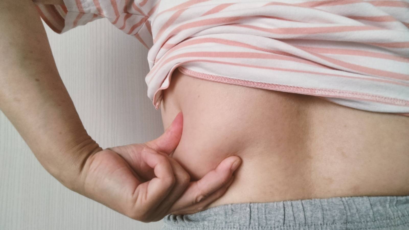  〈ブラに乗る背中のハミ肉解消！〉たった1分腕を回すだけ！簡単背中痩せエクササイズ 